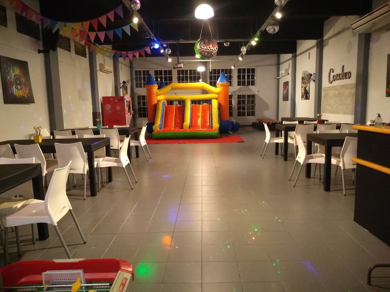 Salón de fiestas infantiles Cocoteo en Castelar con guirnaldas de globos y mesa dulce